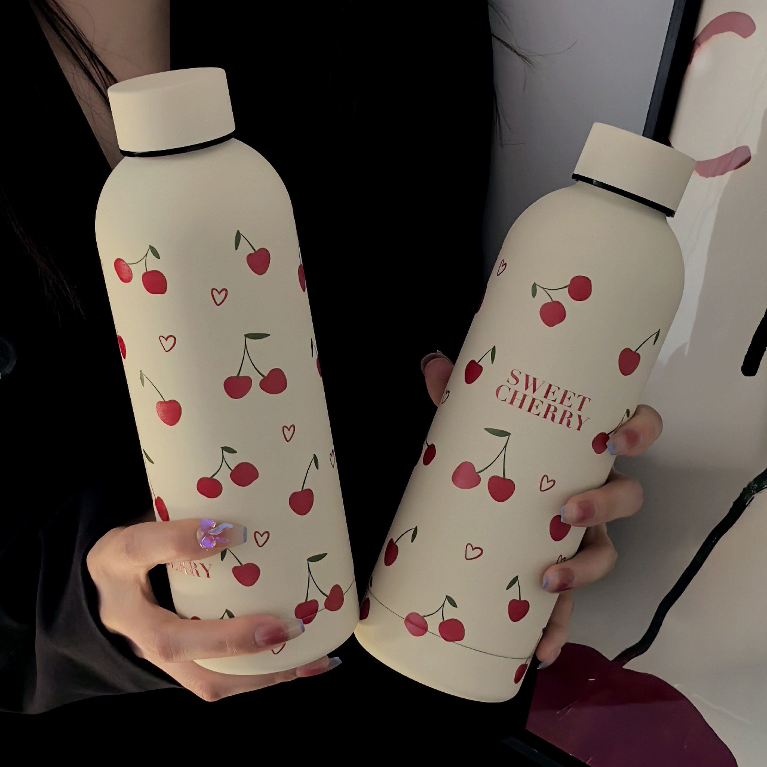 Gourde Cery isotherme 500 ml beige en inox avec motifs cerise et cœur, réutilisable et écologique