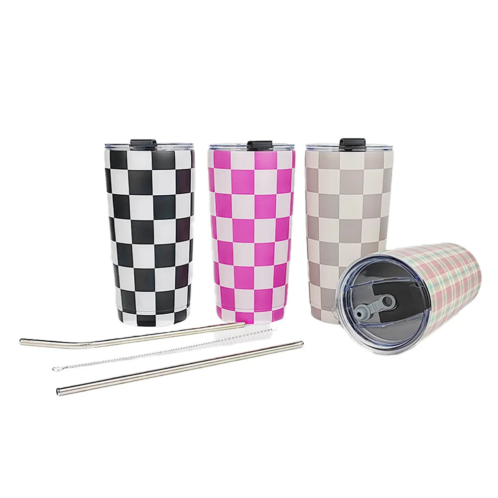 Gobelet isotherme DAYA 500 ml — assortiment de motifs damier et écossais avec pailles.