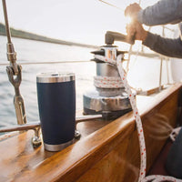 Gobelet isotherme inox PULI 600 ml — bleu marine à bord d’un bateau.