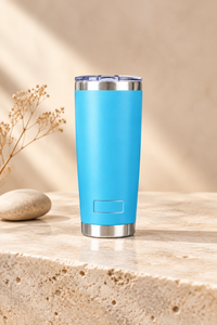 Gobelet isotherme inox PULI 600 ml — turquoise sur un socle en pierre.