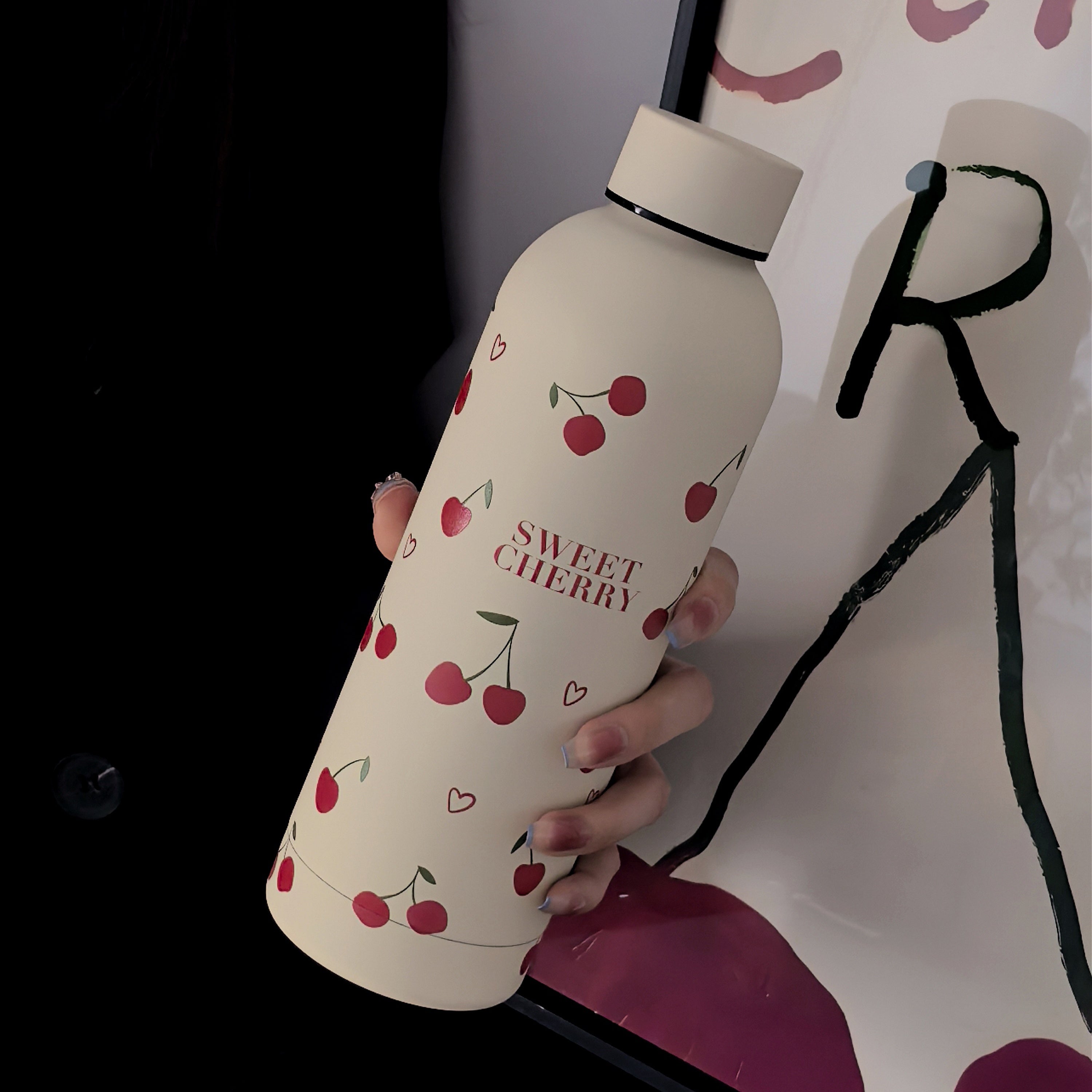 Gourde Cery 500 ml beige avec motifs cerise et cœur dans un style de vie quotidien.