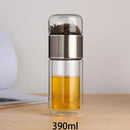 Gourde en verre avec infuseur TEVA 390 ml — bague gris foncé avec thé infusé.