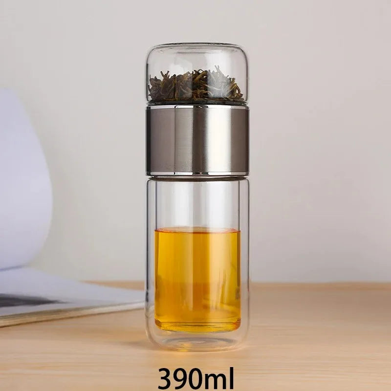Gourde en verre avec infuseur TEVA 390 ml — bague gris foncé avec thé infusé.