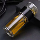 Gourde en verre avec infuseur TEVA 390 ml — bague noire avec thé, vue inclinée.