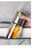Gourde en verre avec infuseur TEVA 390 ml — glissée dans la poche d’un sac.
