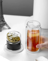 Gourde en verre avec infuseur TEVA 390 ml — gourde ouverte avec compartiment à thé posé à côté.