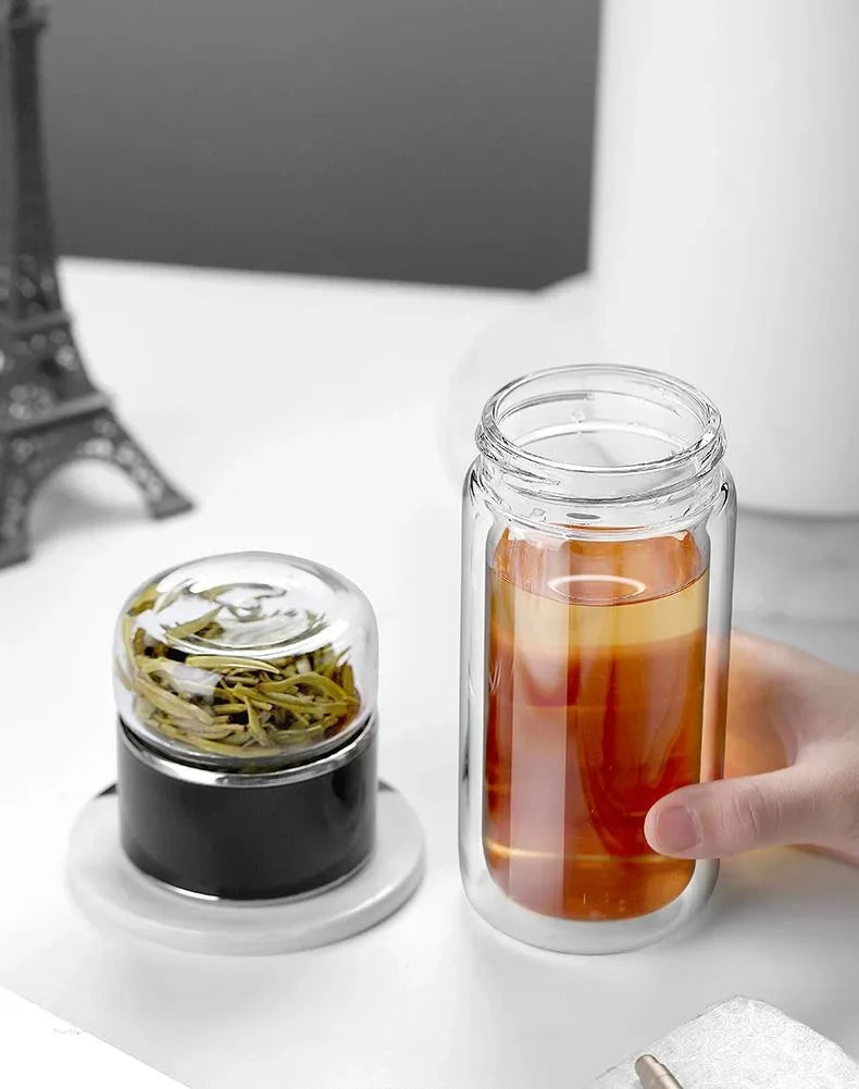 Gourde en verre avec infuseur TEVA 390 ml — gourde ouverte avec compartiment à thé posé à côté.