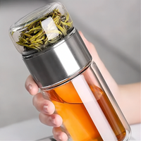 Gourde en verre avec infuseur TEVA 390 ml — gros plan sur les feuilles dans l’infuseur.