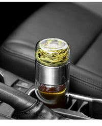 Gourde en verre avec infuseur TEVA 390 ml — placée dans le porte-gobelet d’une voiture.