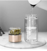 Gourde en verre avec infuseur TEVA 390 ml — remplissage de la gourde ouverte avec de l’eau.