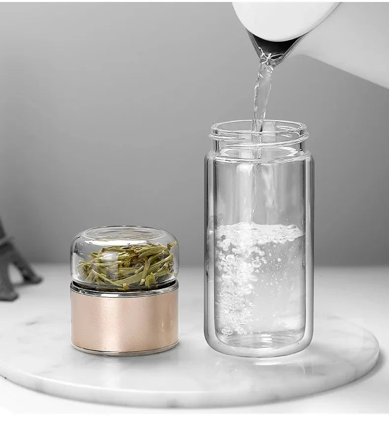 Gourde en verre avec infuseur TEVA 390 ml — remplissage de la gourde ouverte avec de l’eau.