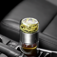 Gourde en verre avec infuseur TEVA 390 ml — vue du compartiment à thé dans une voiture.