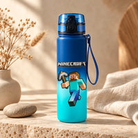 Gourde enfant et ado LIOR 650 ml — dégradé bleu avec motif Steve dans un décor intérieur.