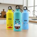 Gourde enfant inox LOUP 500 ml — modèles jaune canard, turquoise cerf et bleu dans une cuisine.