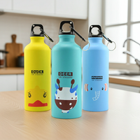 Gourde enfant inox LOUP 500 ml — modèles jaune canard, turquoise cerf et bleu dans une cuisine.
