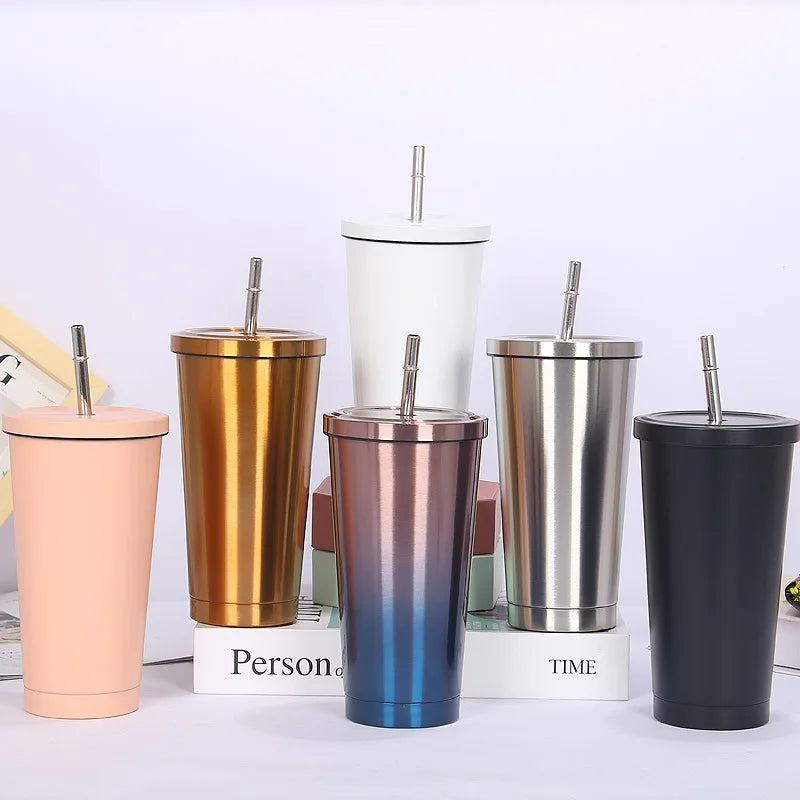 Détail du bouchon de la gourde Nubo avec paille intégrée, pratique et sans BPA