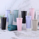 Gourde Nubo chromée posée sur un bureau design, élégante et réutilisable au quotidien
