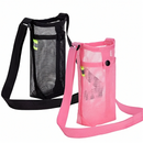 Porte-gourde bandoulière en maille SENA — duo noir et rose sur fond blanc.