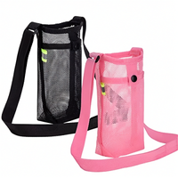 Porte-gourde bandoulière en maille SENA — duo noir et rose sur fond blanc.