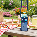 Porte-gourde bandoulière en maille SENA — modèle bleu avec gourde sur une table de pique-nique.