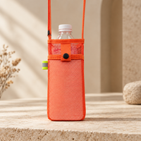 Porte-gourde bandoulière en maille SENA — modèle orange avec bouteille.